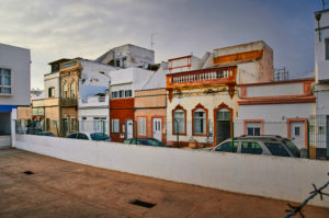 Europa, Portugal, Algarve, Litoral, Sotavento, Distrikt Faro, Olhao, Altstadtgasse, typische Häuser mit bunter Fassade und Acoteia Europa, Portugal, Algarve, Litoral, Sotavento, Distrikt Faro, Olhao, Altstadtgasse, typische Häuser mit bunter Fassade und Acoteia